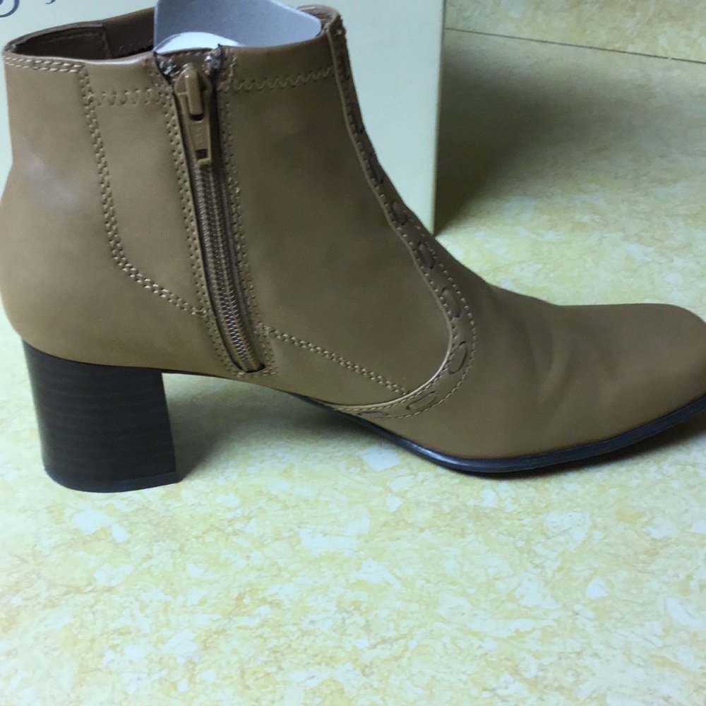 St John’s Bay Gigi Camel Ankle Boots w 2 “ Heel - Picture 8 of 8